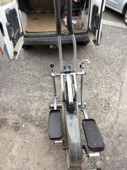 Elíptica usada com marcas de desgaste