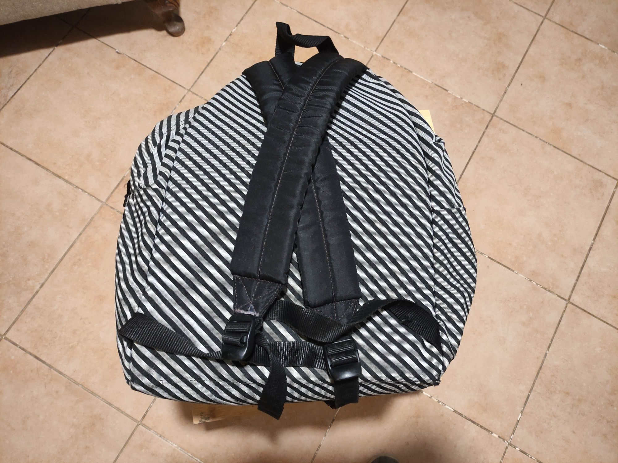 Mochila Eastpak Cinzenta