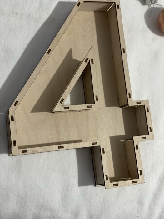 Деревяна форма у вигляді цифри 4