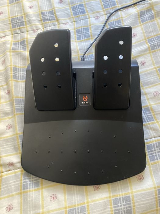 Volante com Pedais KROM para Playstation/Xbox/PC