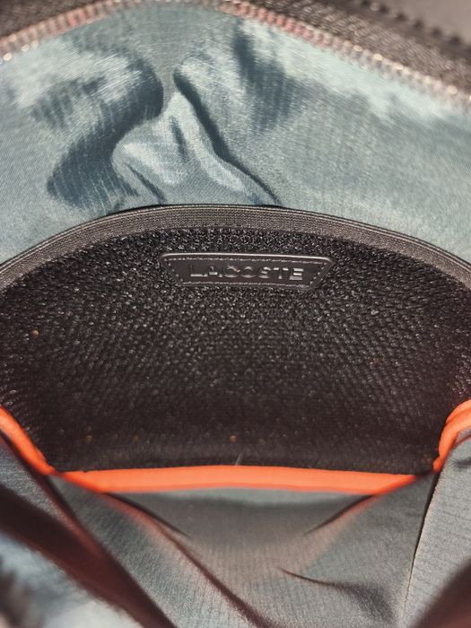 Lacoste Mala Tiracolo Preta com Monograma Lacoste .