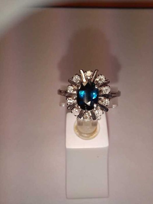 Pierścionek z białego złota Au750 z szafirem0,65ct i diamentami 0,20ct