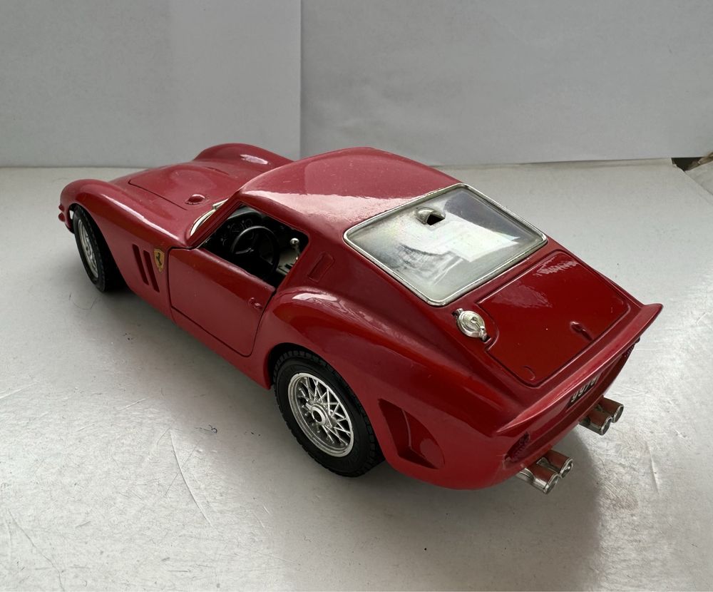 Model samochodu w skali 1:24 Ferrari GTO Bburago Burago