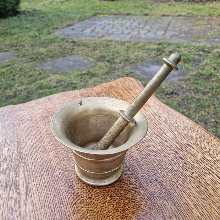 Piękny mosiężny moździerz