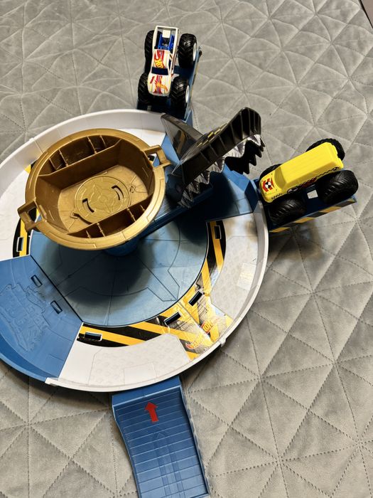 Трек Hot Wheels Небезпечне протистояння