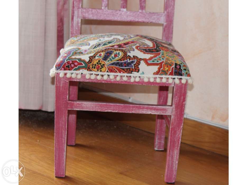 Cadeira pequena de madeira