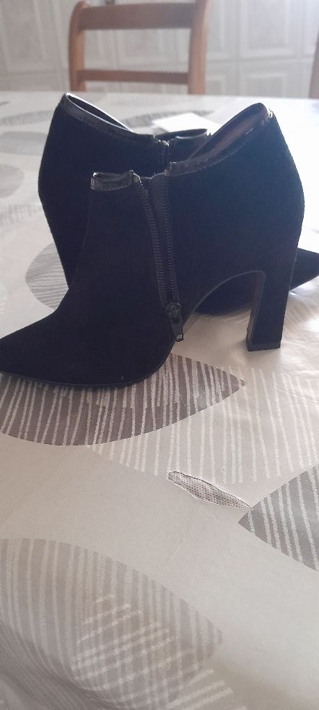 Botas novas em pele de marca