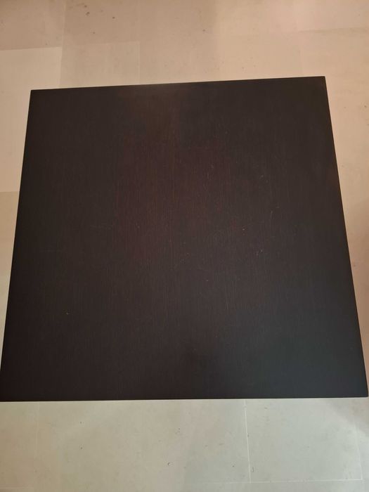 Mesa  em madeira escura  e com pés em cromado