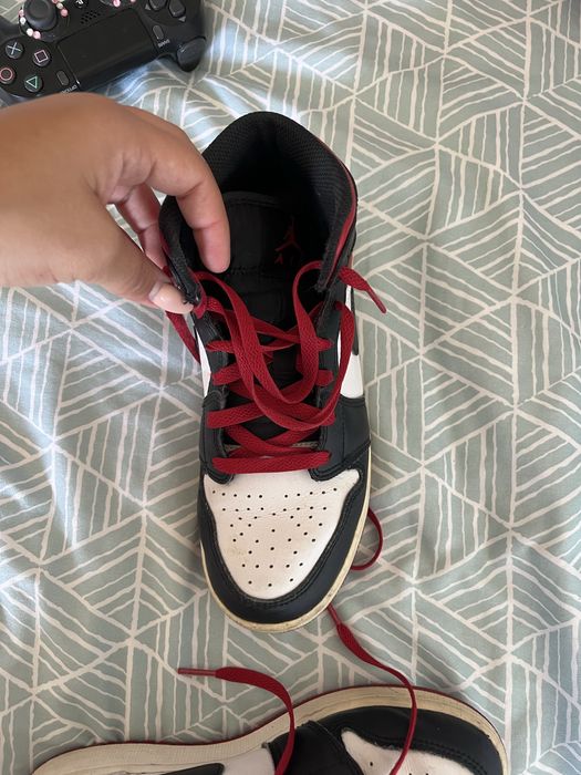 Air jordan pretas brancas e vermelhas