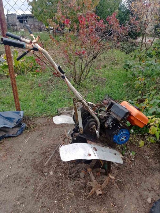 Мотоблок в робочому стані