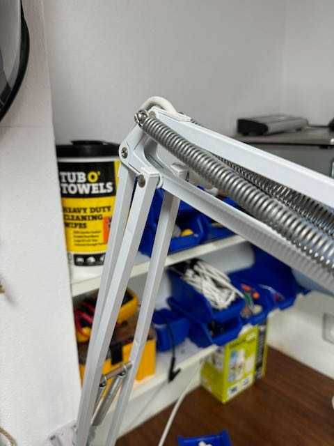 Candeeiro de Bancada com Lupa VTLAMP IMPECÁVEL 22W com Braço Regulável