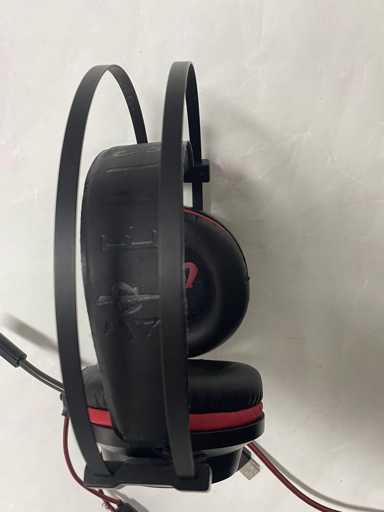 Headset gaming vermelhos e pretos