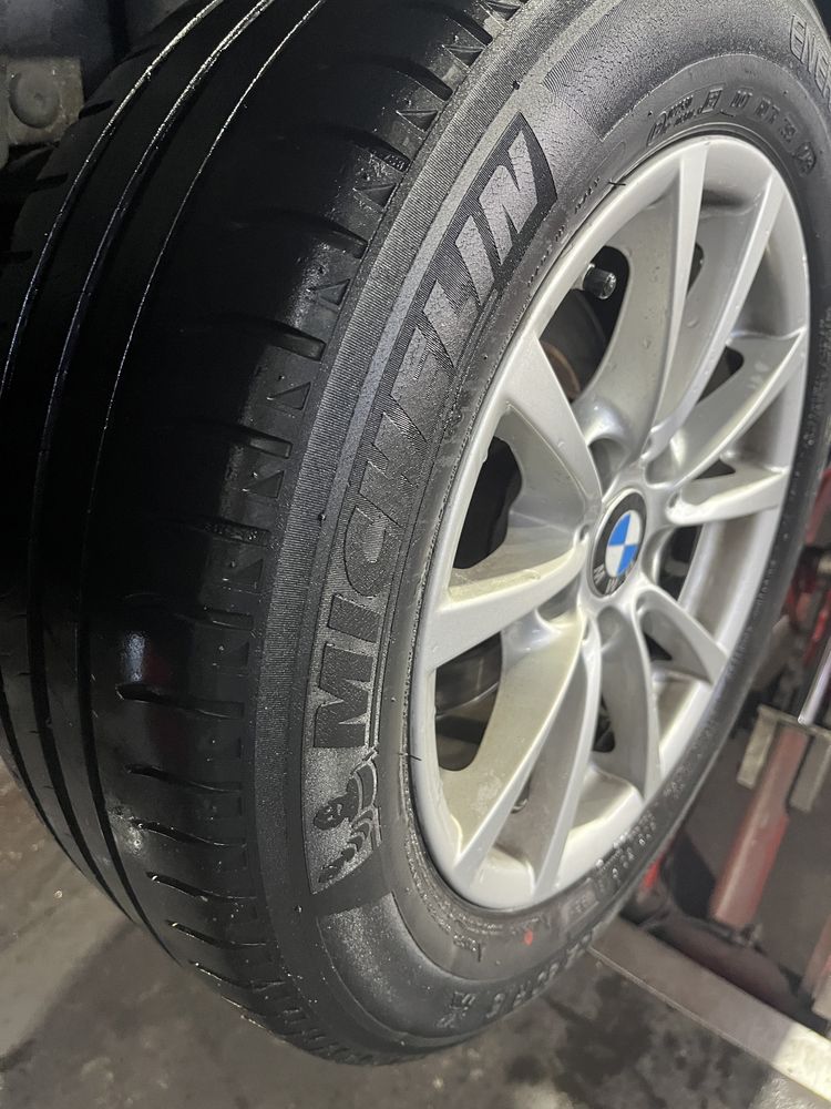 Jantes 16 e pneus Michelin. BMW