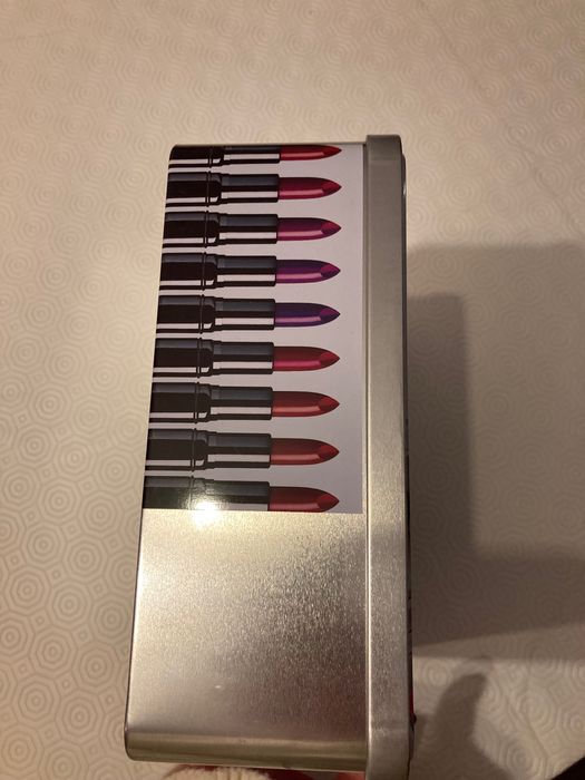 Caixa de metal para arrumação