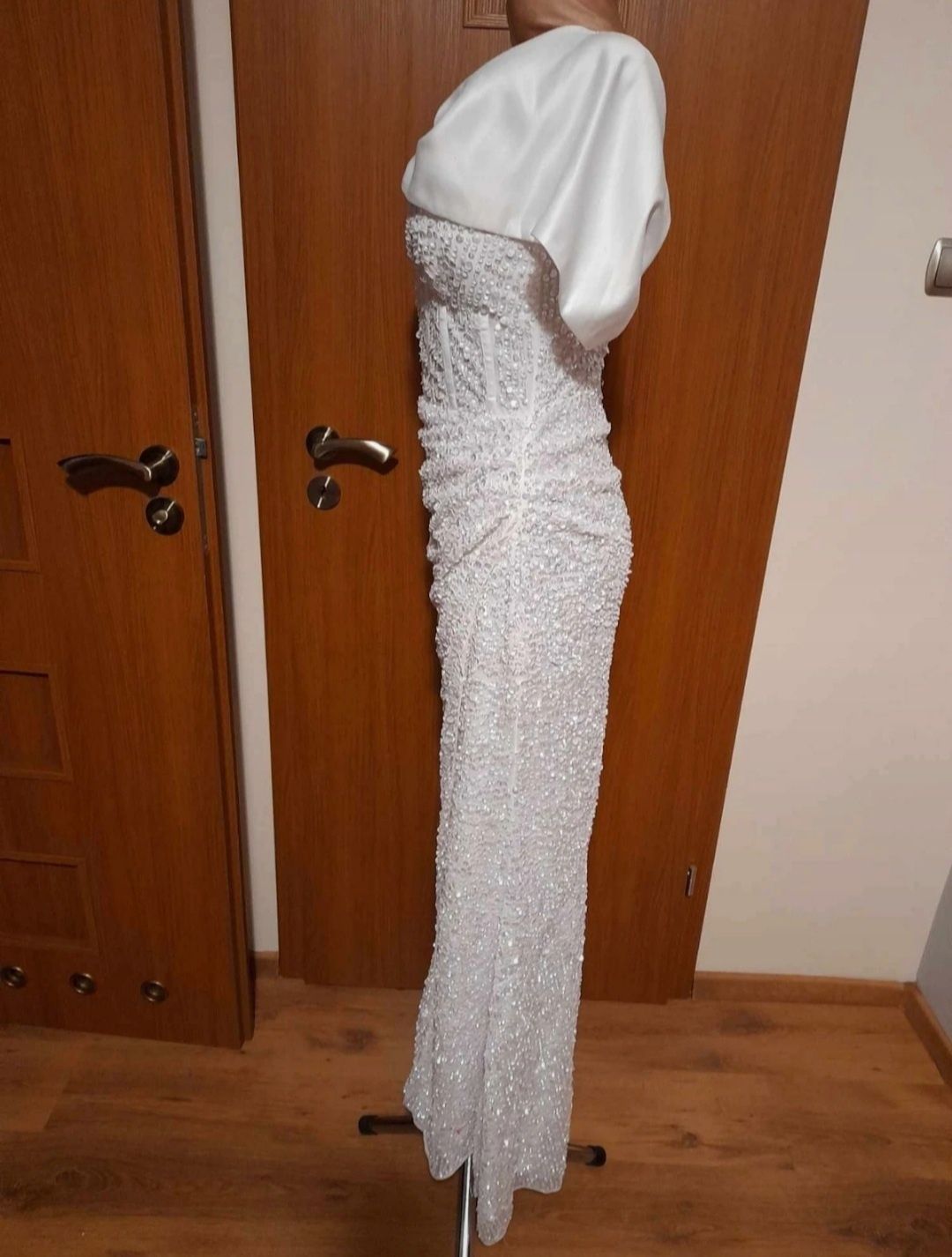 Śliczna maxi sukienka gorsetowa ASOS zdobiona cekiny bufiaste rękawki