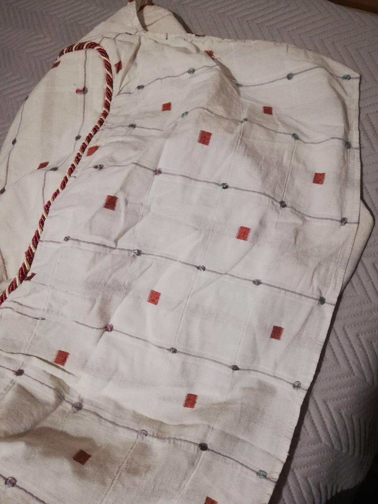 Edredao branco com pontos bordeaux