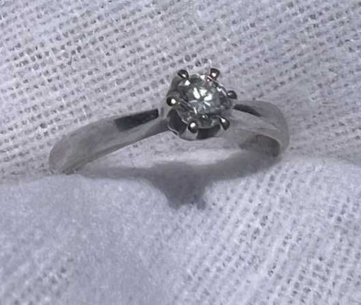 Золотое кольцо с бриллиантом 0.22кт в стиле Tiffany