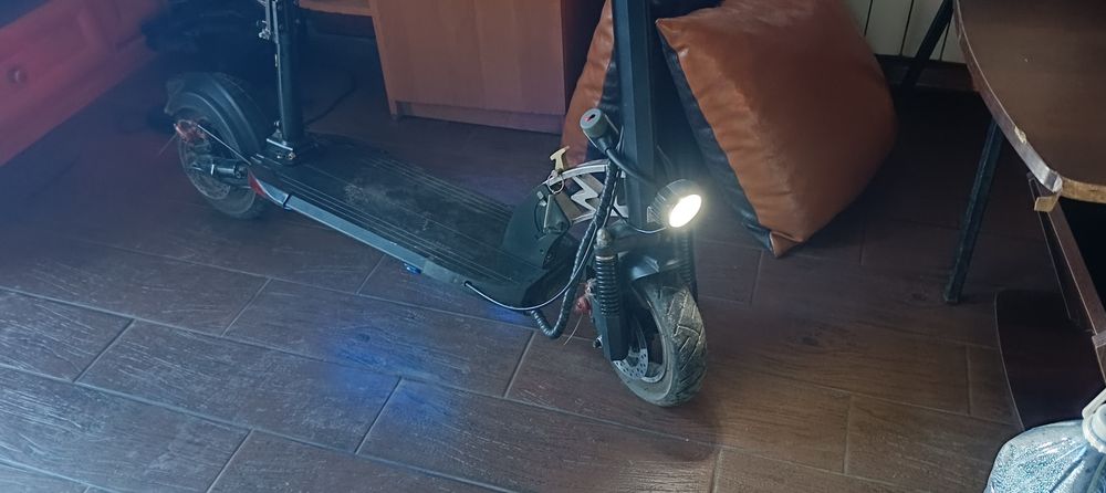 Електросамокат в гарному стані