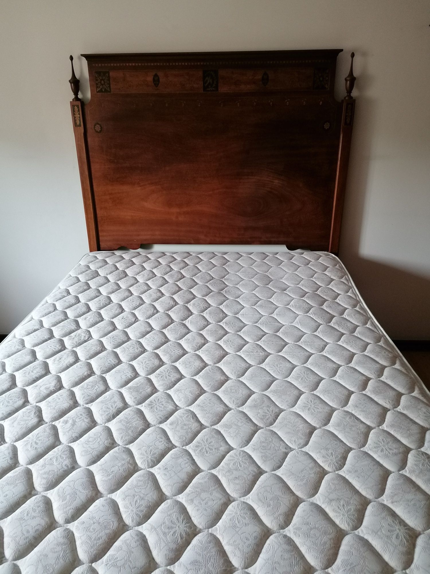 Cama casal D. Maria em excelente estado.