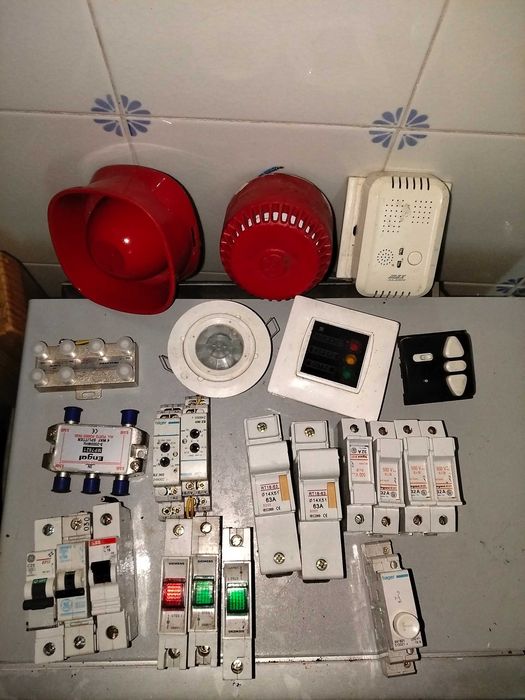 Material elétrico diverso. Algumas imagens