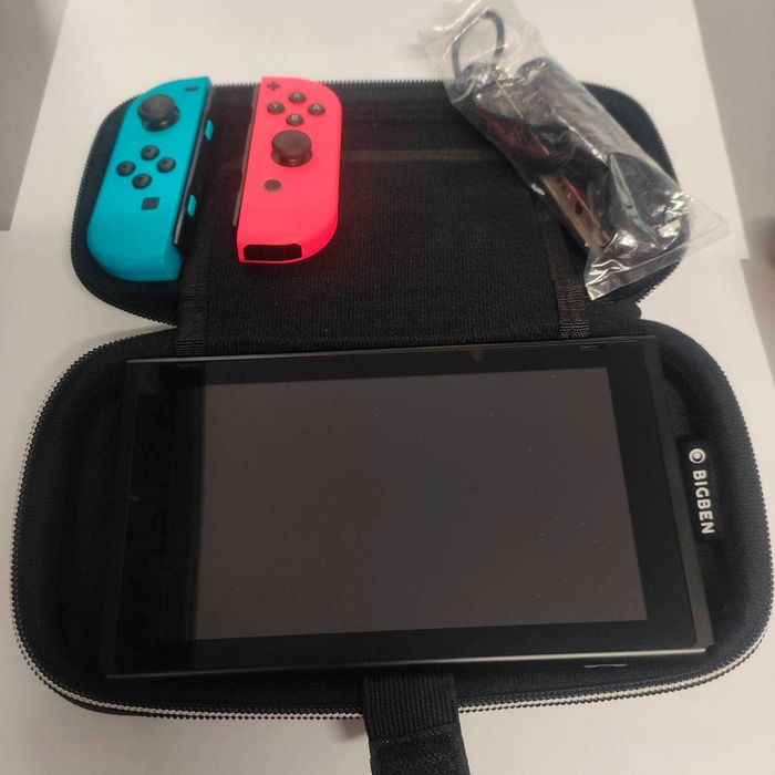 Konsola Nintendo Switch HAC-001 Etui Stacja Ładowarka 2 Gry