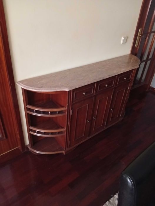 Sapateira, móvel de sala em madeira com tampo de mármore branca.