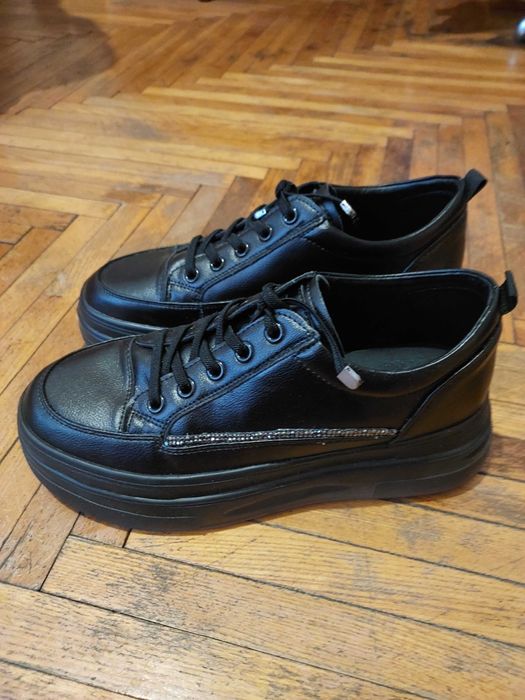 Кросівки платформа,дуже гарно виглядають ,зручні.Довжина устілки 24,5.