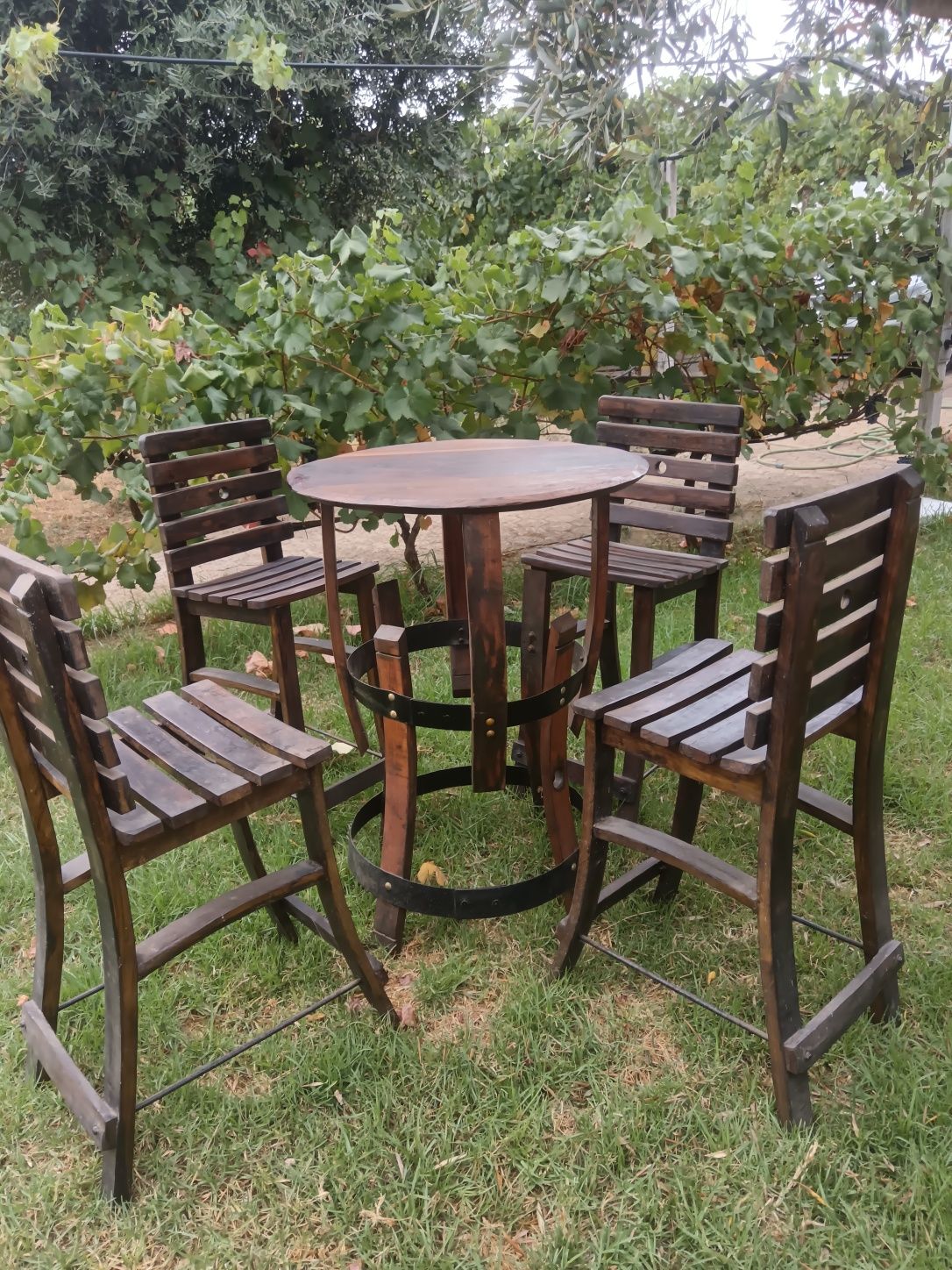 Cadeiras altas e mesa rústicas feitas de madeira de pipos