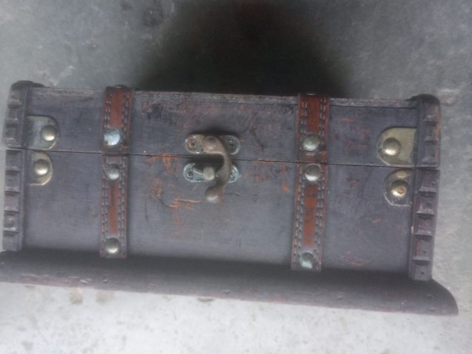 Baú antigo de madeira