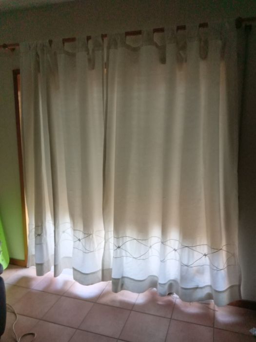 Conjunti de duas cortinas com barão incluido