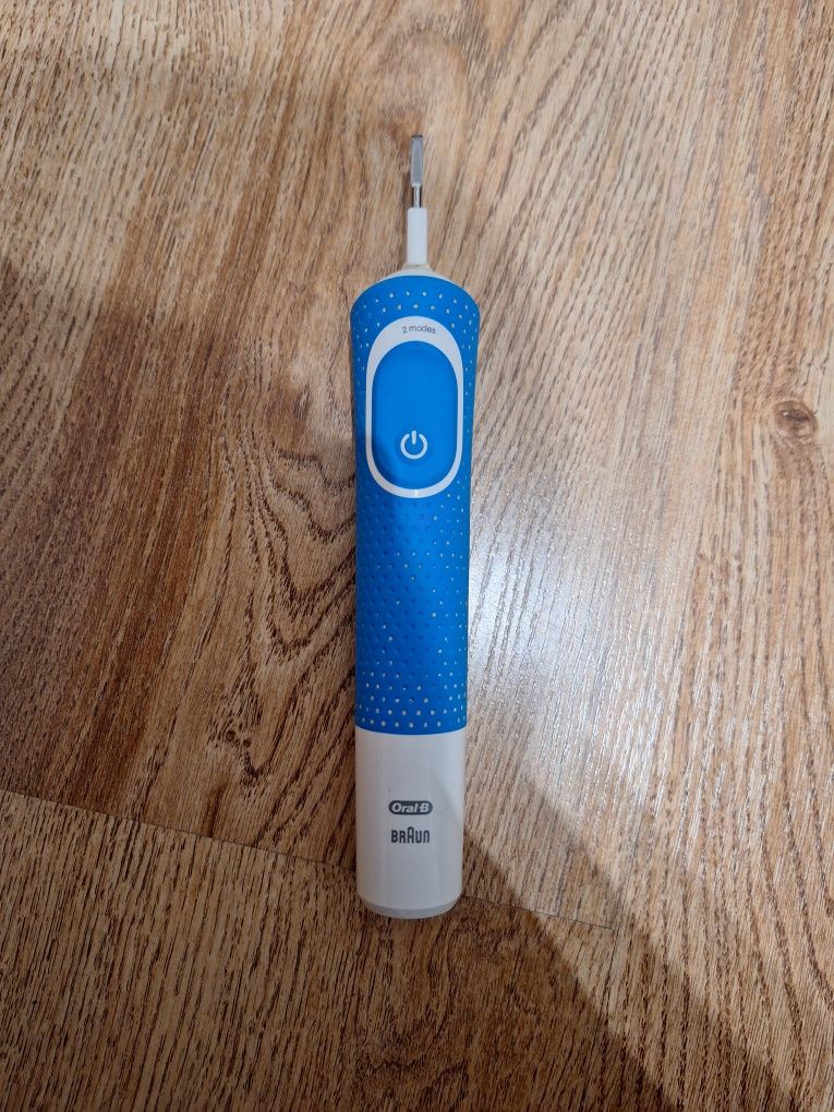 Szczoteczka oscylacyjna dla dzieci Braun Oral B +  2 nowe końcówki