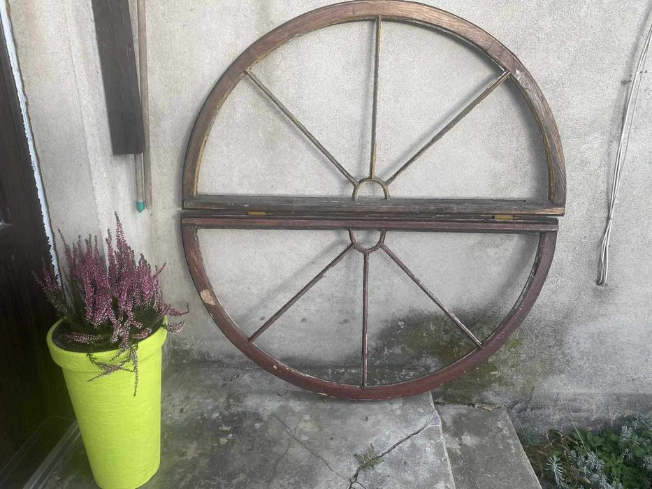 Stare łukowe okno drewniane okrągłe