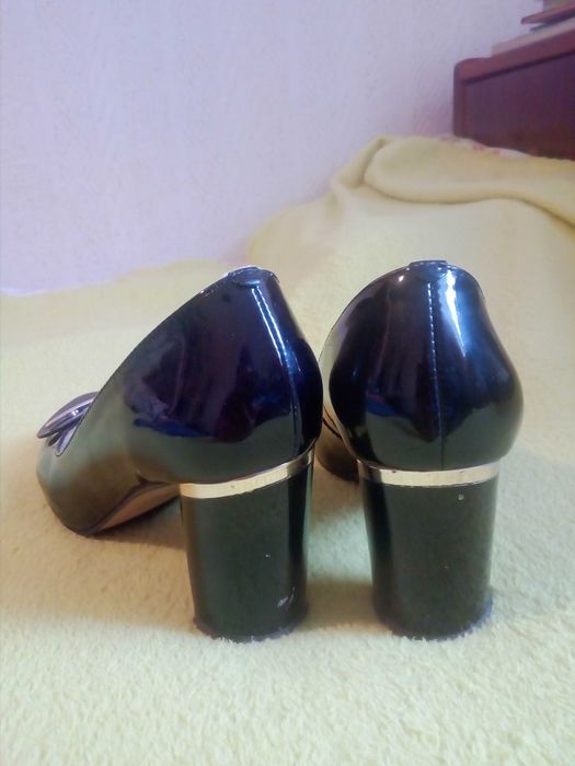 Туфлі лаковані шкіряні