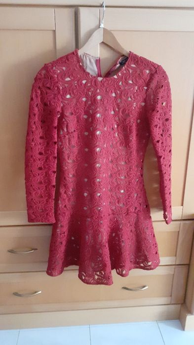 Vestido Bordeaux arrendado ( Zara )