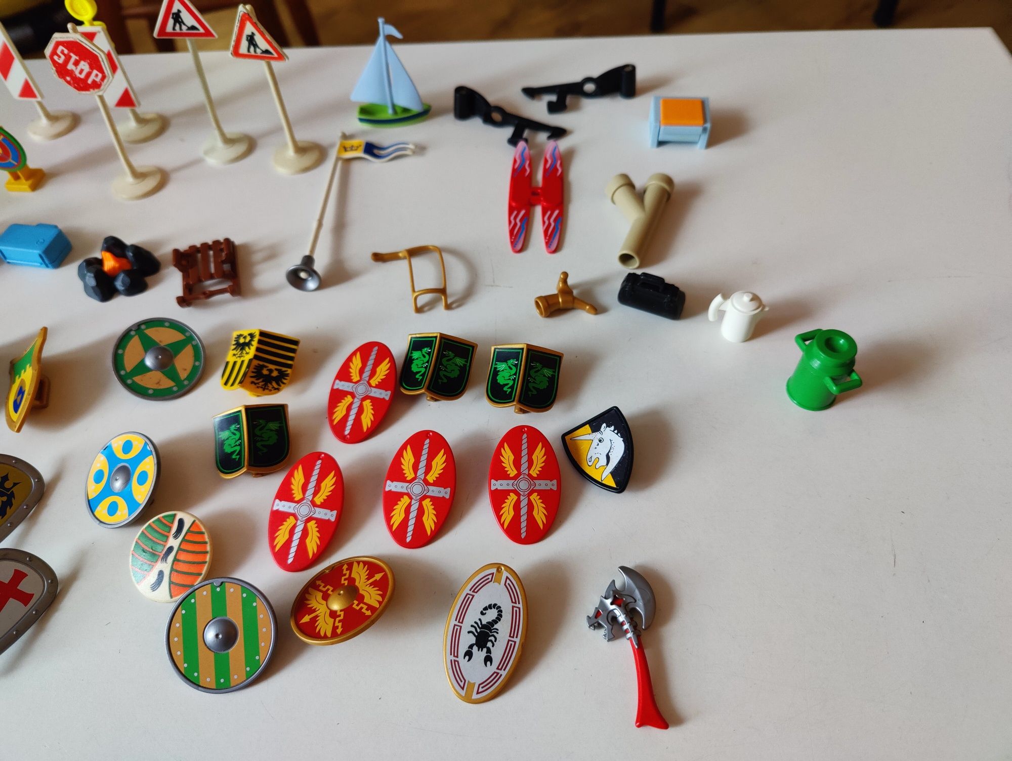 Elementy Playmobil- tarcze, znaki