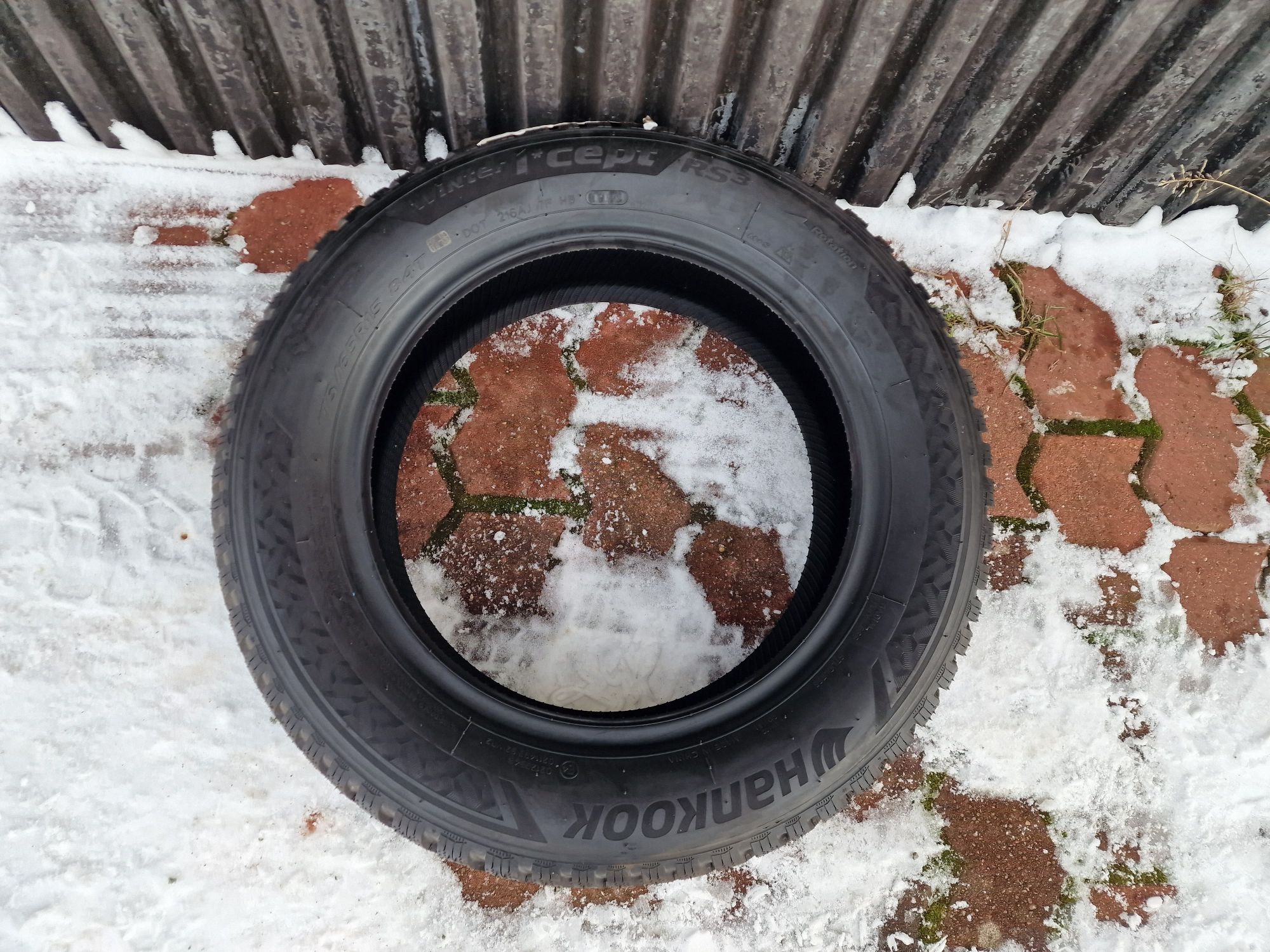 Pojedyncza nowa opona zimowa 175/65R15 84T Hankook
Winter i*cept RS3