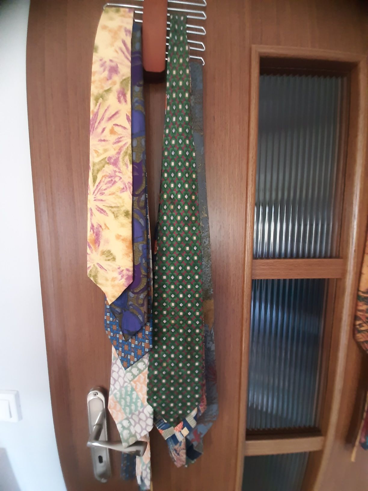 17 krawatów jedwabnych plus dwa wieszaki na krawaty