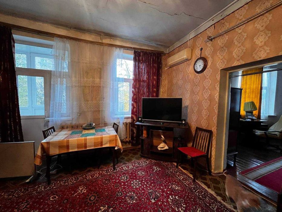 Продаж трьохкімнатної квартири в центрі міста