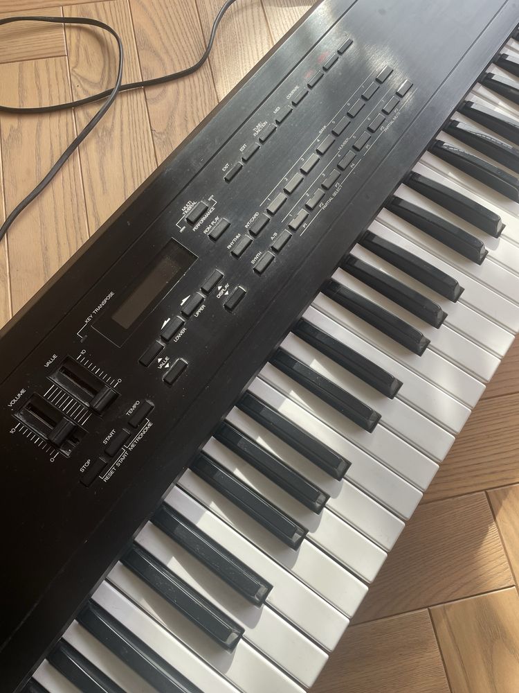 Roland D-10 Syntezator