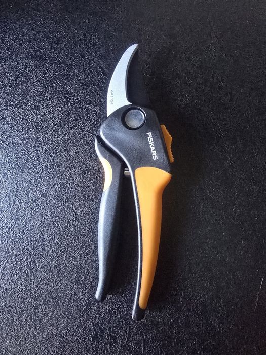 FISKARS Sekator Nożycowy SoftGrip M - Ostre  Cięcie, nożyce do gałęzi