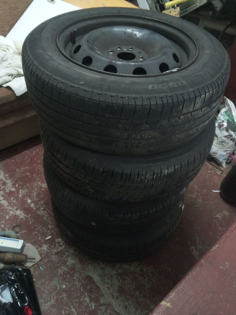 Продам летнюю резину Toyo на дисках 195*65, r15 , могу привезти