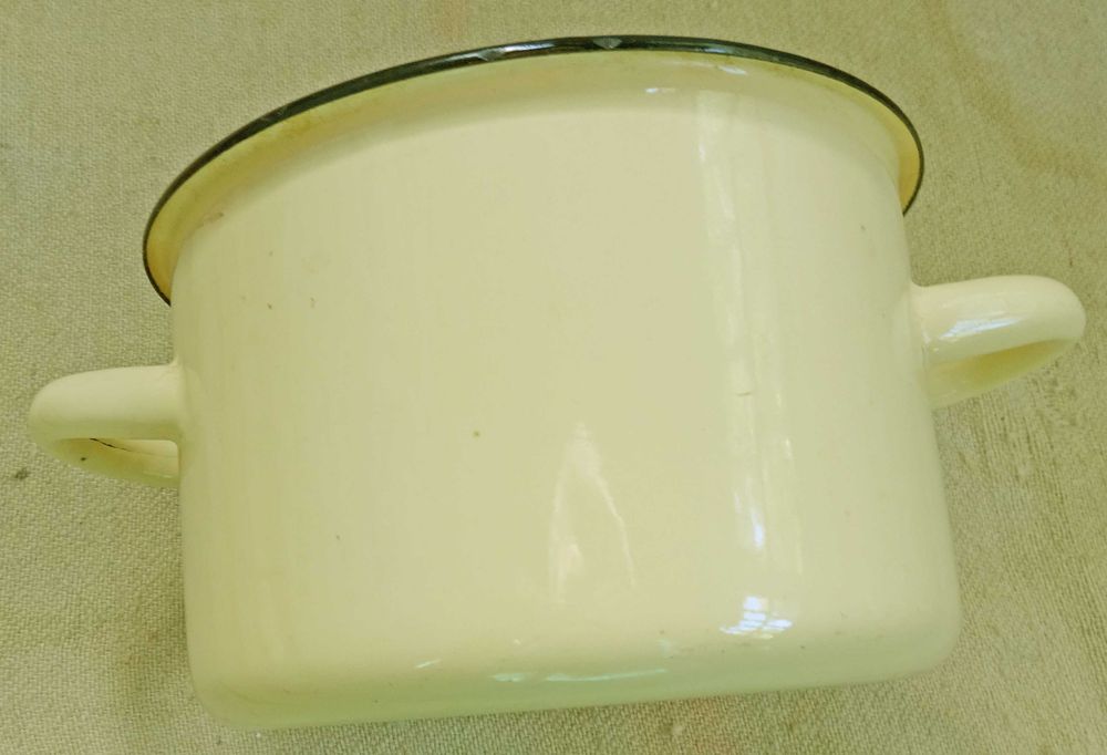 Кастрюлька  почти новая стальная эмалированная обьем 1,7 литра фрукты