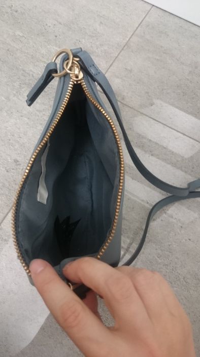 Mała niebieska torebka h&m na pasku na telefon