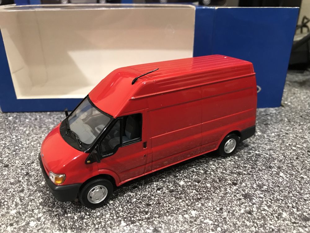 1/43 Ford Transit MINICHAMPS