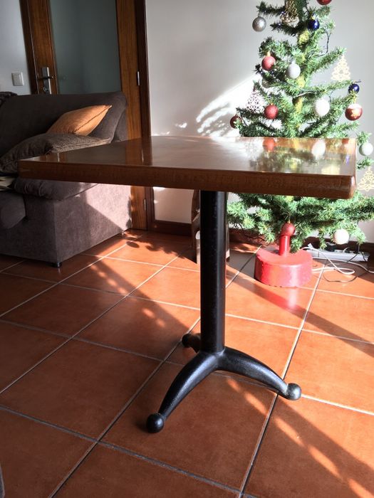 Mesa de apoio com pé em ferro maciço