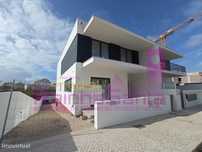 Moradia M4 de arquitetura moderna em fase de acabamentos - Figueira...