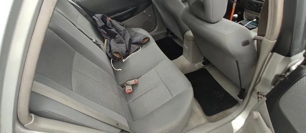 Mazda 323 1.4 - gasolina - 2001