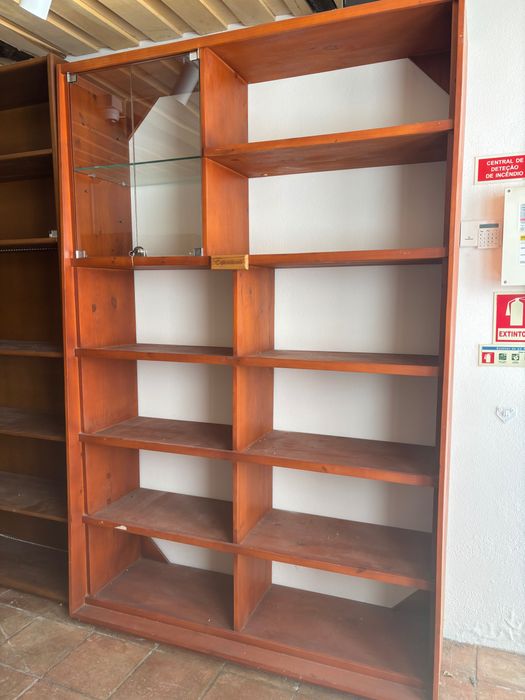 Armário boa madeira com estante em vidro