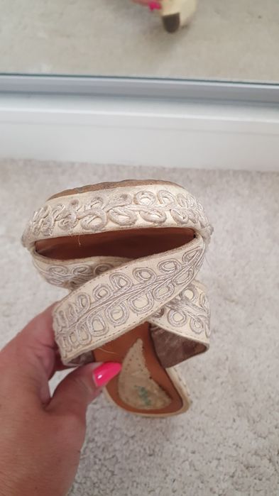 Klapki obcas skóra naturalna haft śmietanka rozm 39