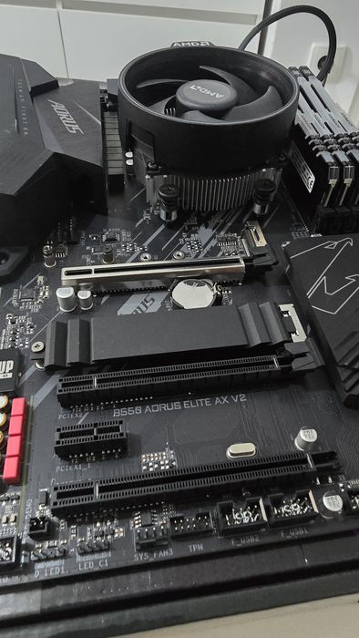 Płyta główna b550 aorus elite ax wifi z procesorem ryzen 5 5600 ,32 gb